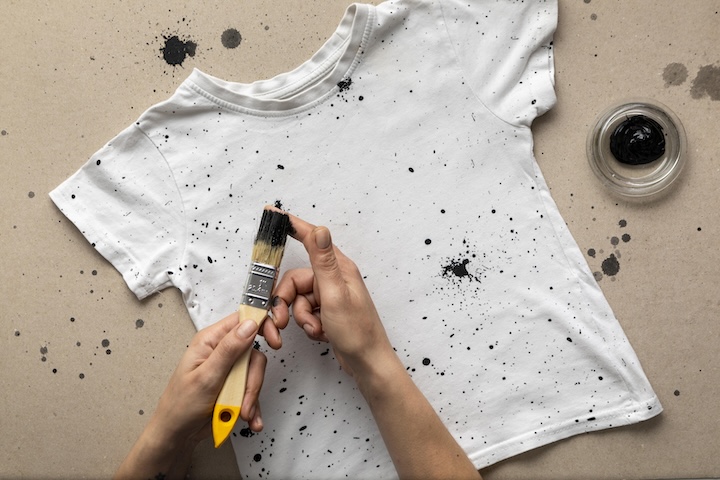 T-Shirt mit Farbflecken